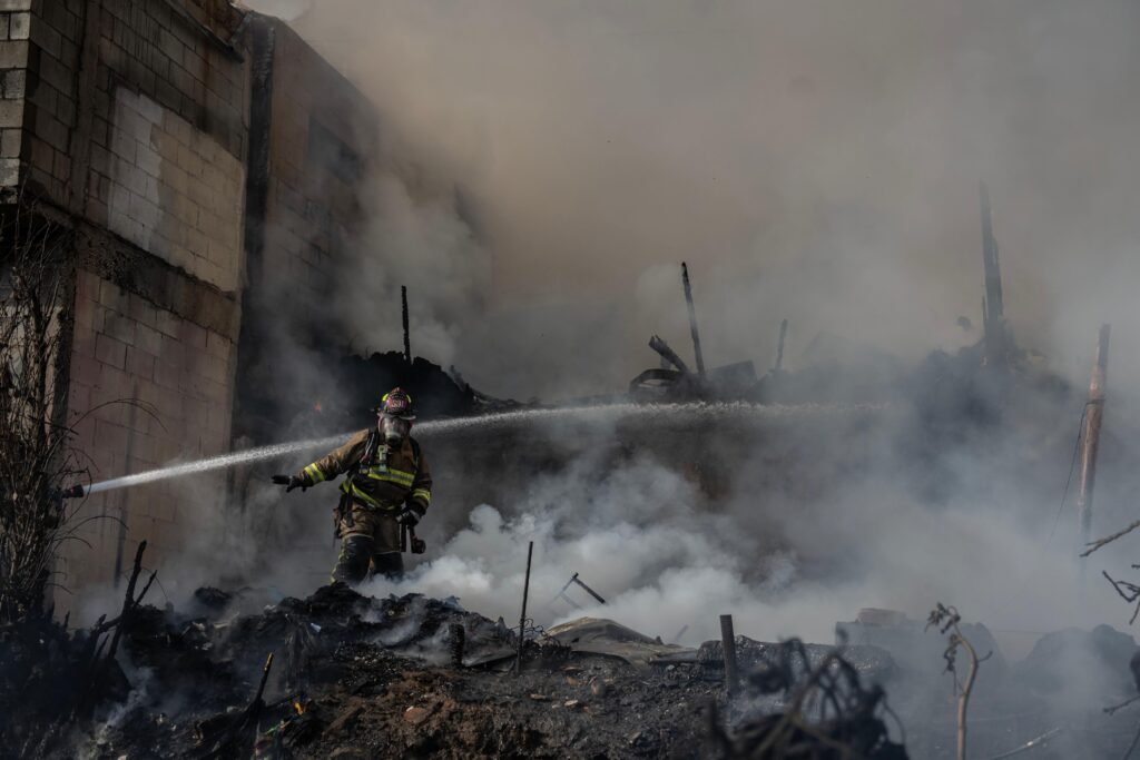 Incendio consume vivienda y deja una persona sin vida