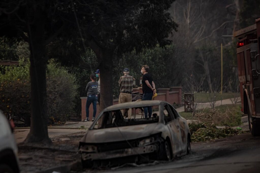 Cinco muertos, miles de evacuados y devastación por incendios en el condado de Los Ángeles