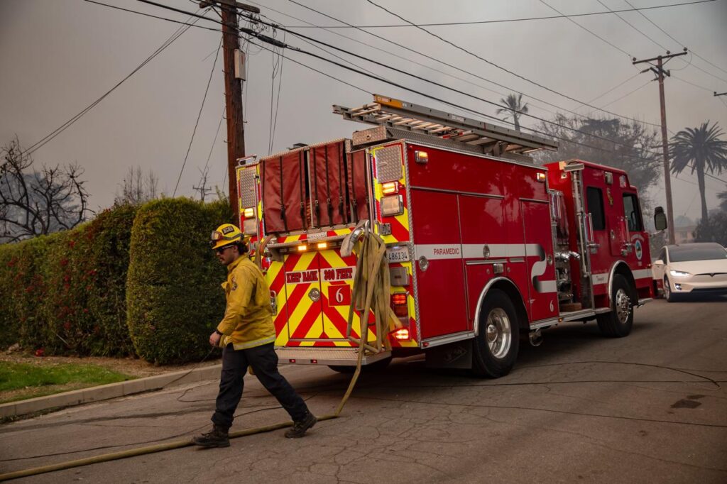 Cinco muertos, miles de evacuados y devastación por incendios en el condado de Los Ángeles