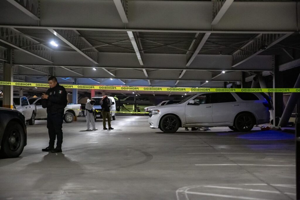 Dejan un cadáver en una vagoneta en el estacionamiento de Plaza Río