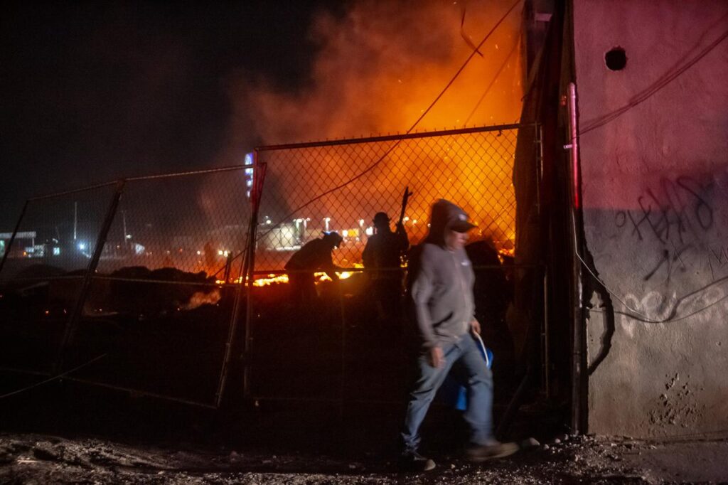 Intenso incendio consume tarimera en el Salvatierra