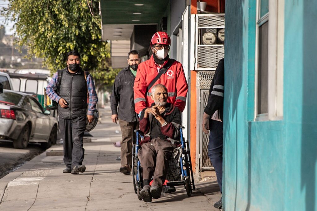 Bomberos rescatan a un adulto mayor con discapacidad tras incendio en cuartería