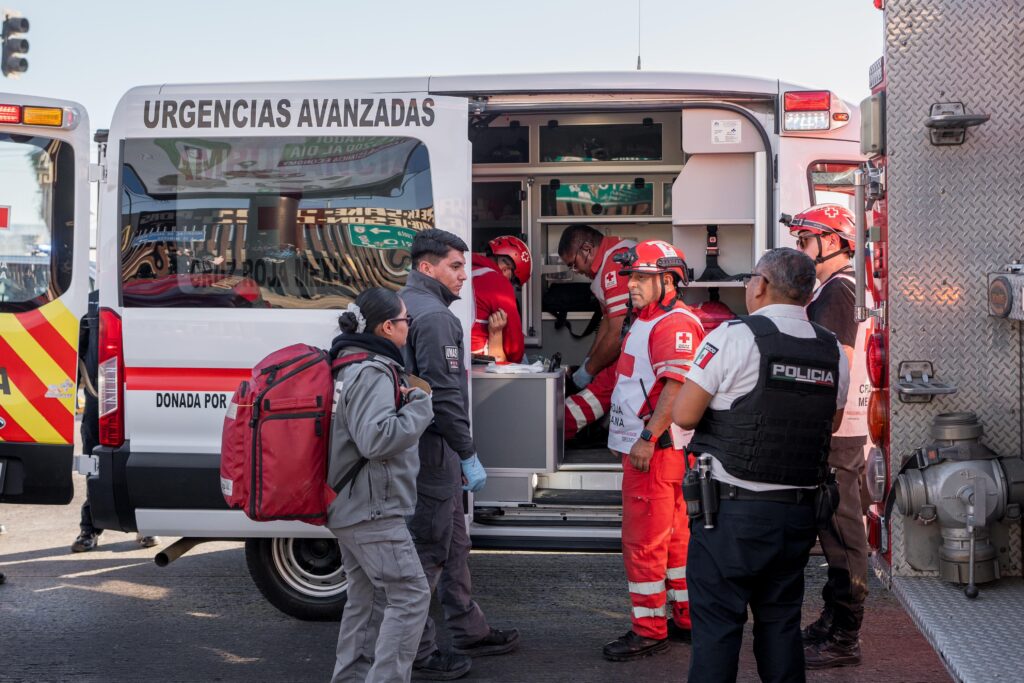 Conductor de Jeep perseguido por la Guardia Nacional impacta a patrulla municipal y queda prensado