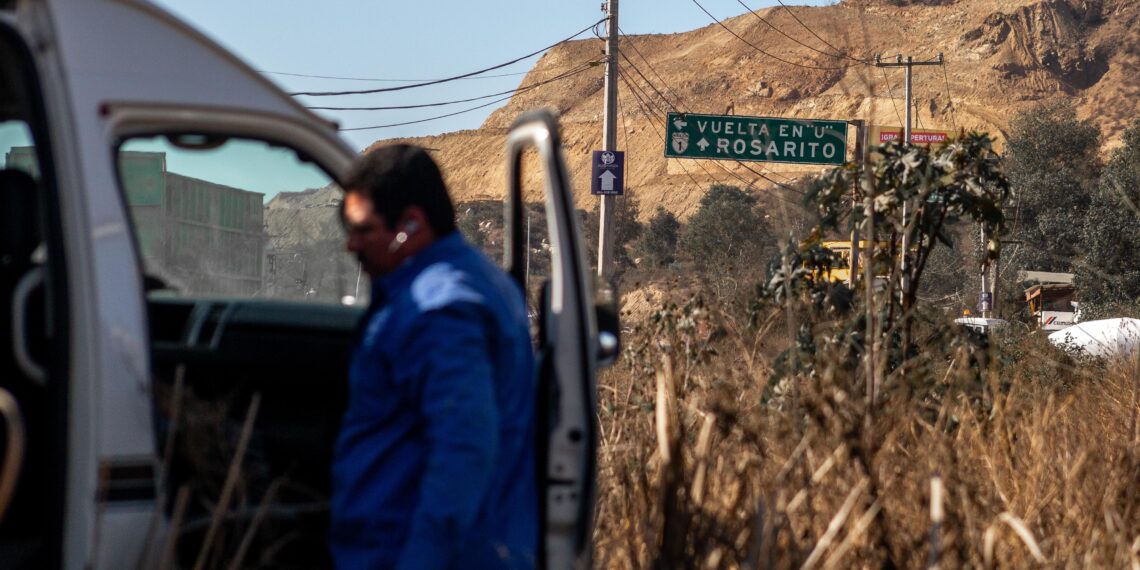 Taxi de ruta sale del camino tras ser impactado por un camión