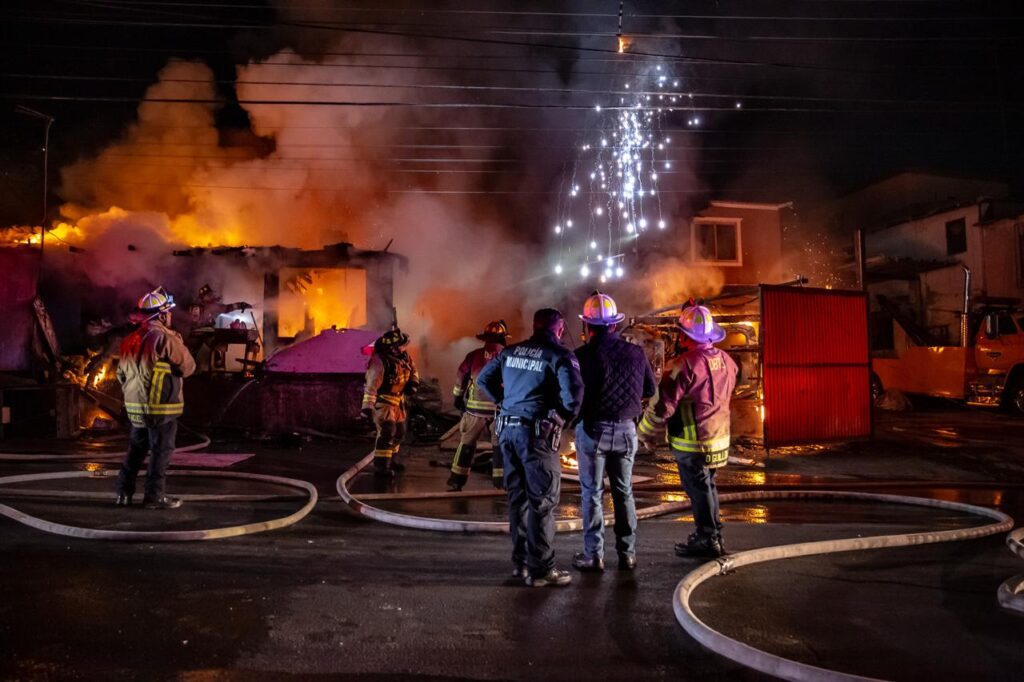 Intenso incendio arrasó con cuartería de la colonia Buena Vista