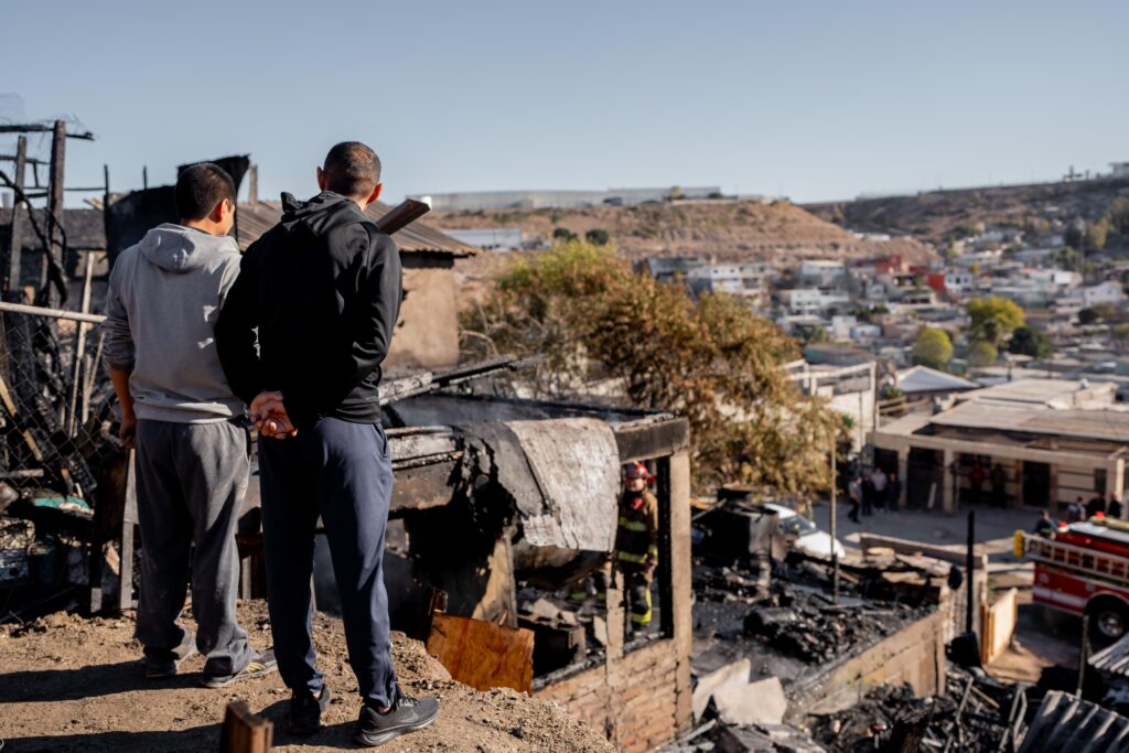 Incendio consume una casa y afecta dos más en la colonia El Tecolote