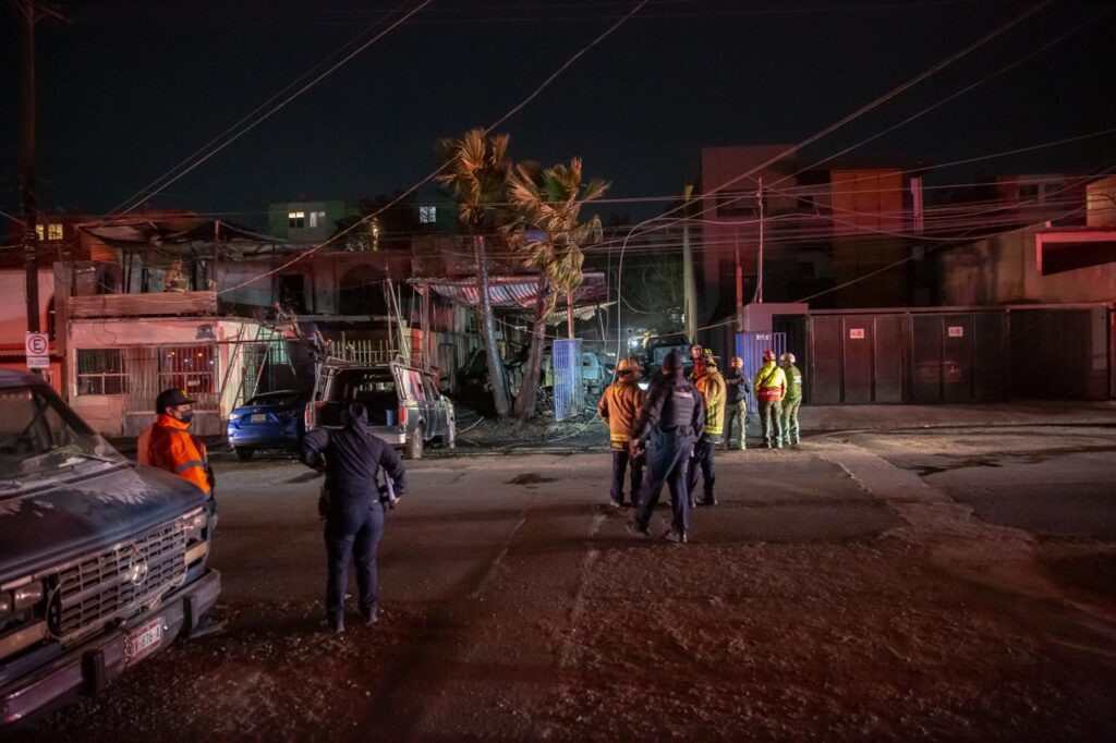 Chispas de un poste de luz provocaron un intenso incendio en el Lago