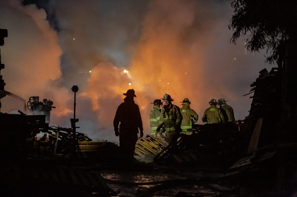 Distribuidora de tarimas se incendia en el Murúa