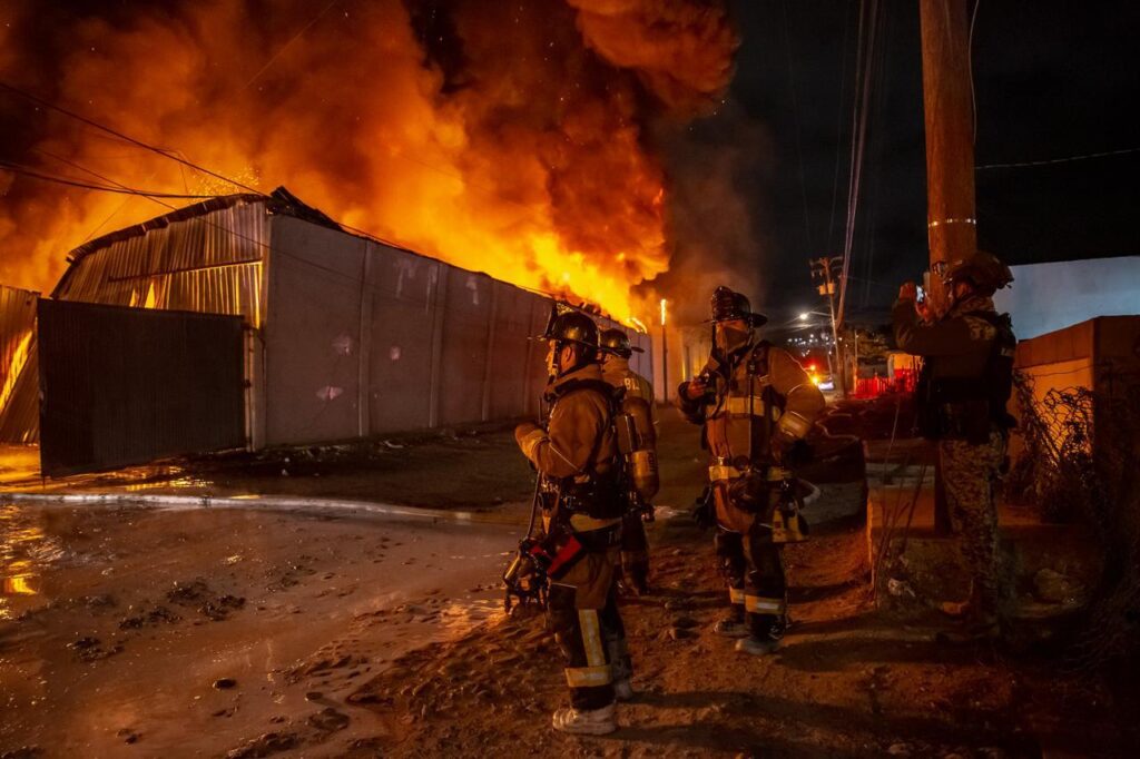 Bomberos trabajaron más de cuatro horas en incendio de bodega de hilos