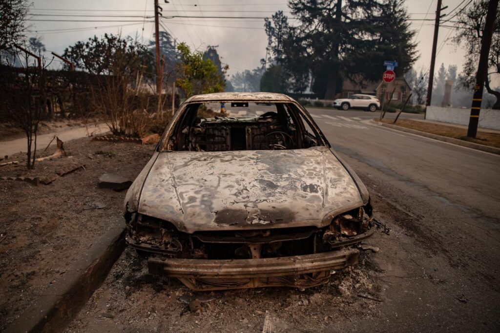 Cinco muertos, miles de evacuados y devastación por incendios en el condado de Los Ángeles