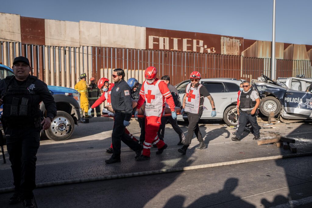 Conductor de Jeep perseguido por la Guardia Nacional impacta a patrulla municipal y queda prensado