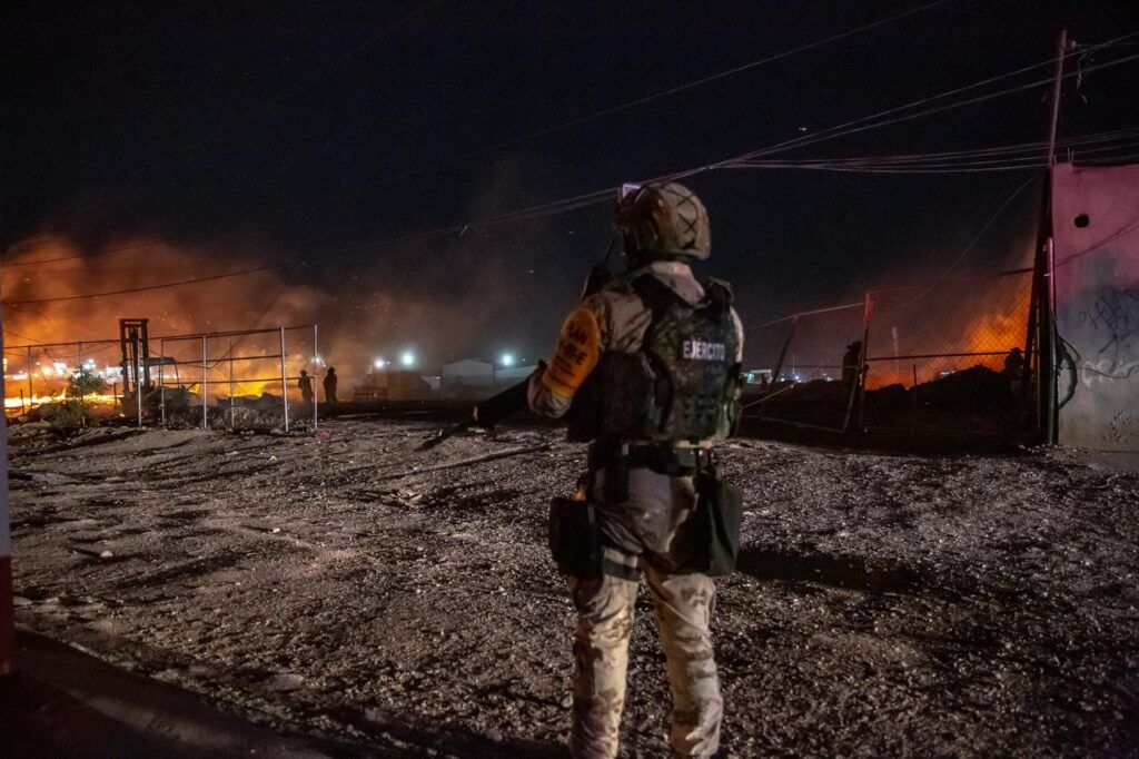 Intenso incendio consume tarimera en el Salvatierra