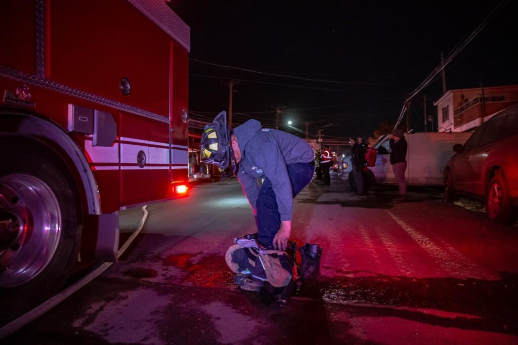 Chispas de un poste de luz provocaron un intenso incendio en el Lago