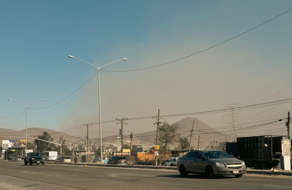 Incendio inicia al Sur de Tecate y se propaga hasta Tijuana