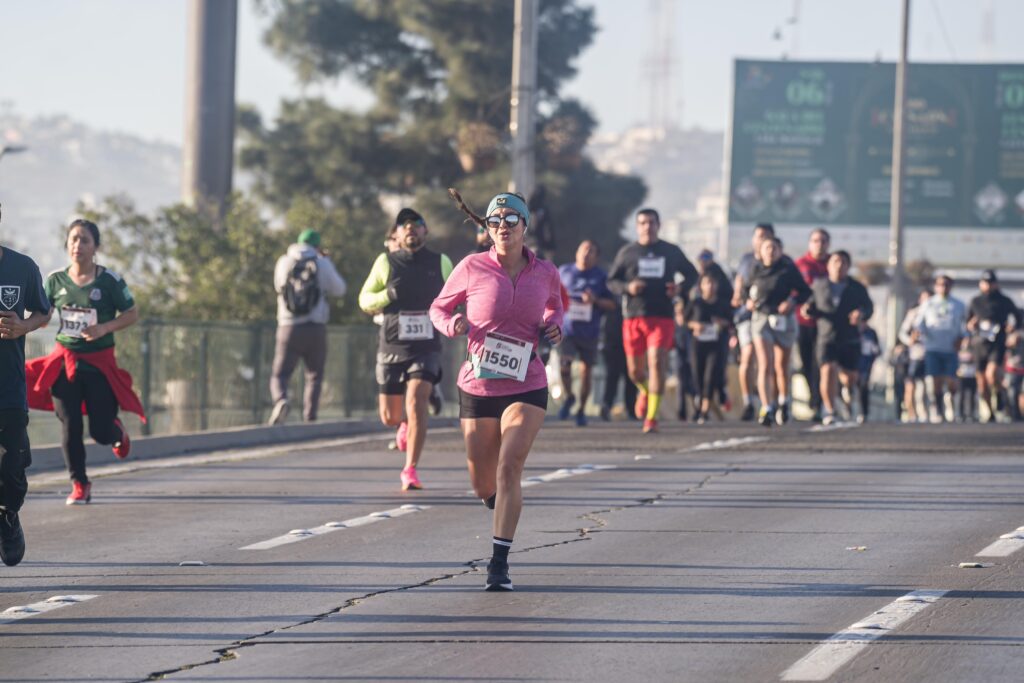 Corredores y policías participaron en la carrera conmemorativa al Día del Policía