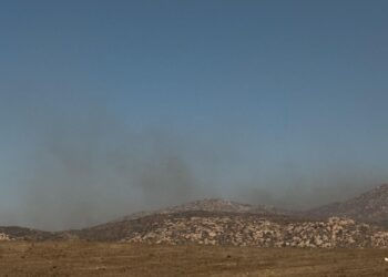 Incendio inicia al Sur de Tecate y se propaga hasta Tijuana