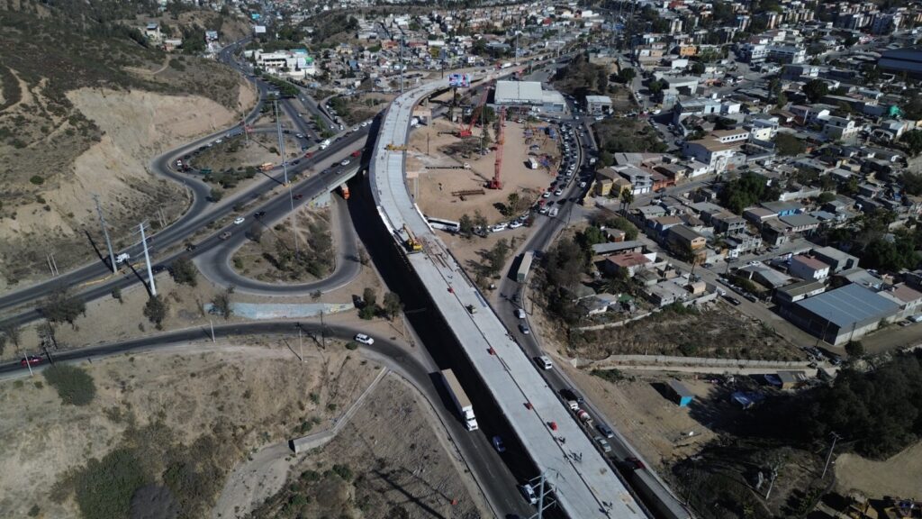 Concluyen colado de losa principal en Puente del Nodo Morelos