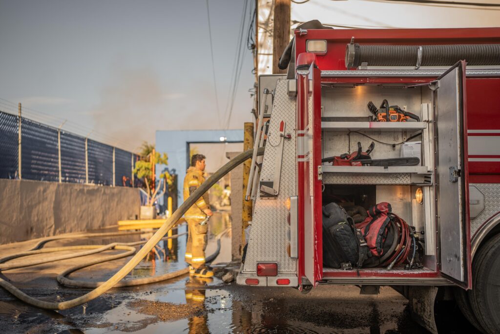 Bomberos trabajan más de 8 horas en el incendio de bodegas industriales