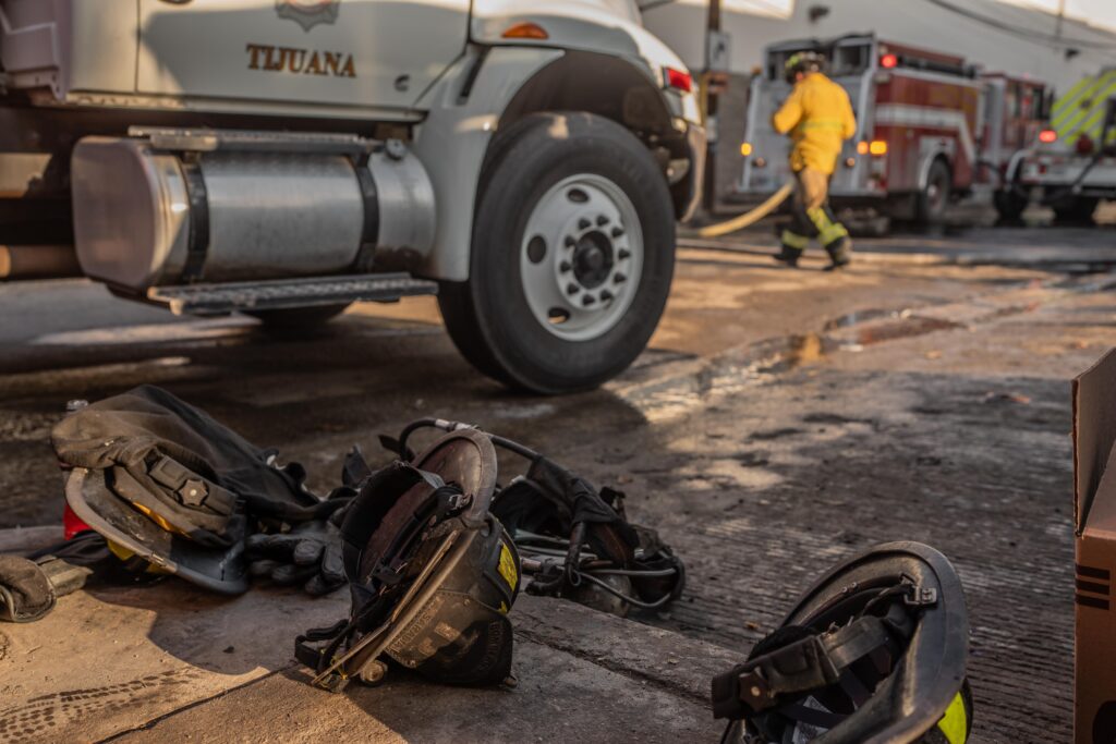 Bomberos trabajan más de 8 horas en el incendio de bodegas industriales