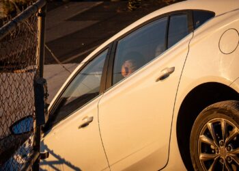 Auto estuvo a punto de caer sobre una casa