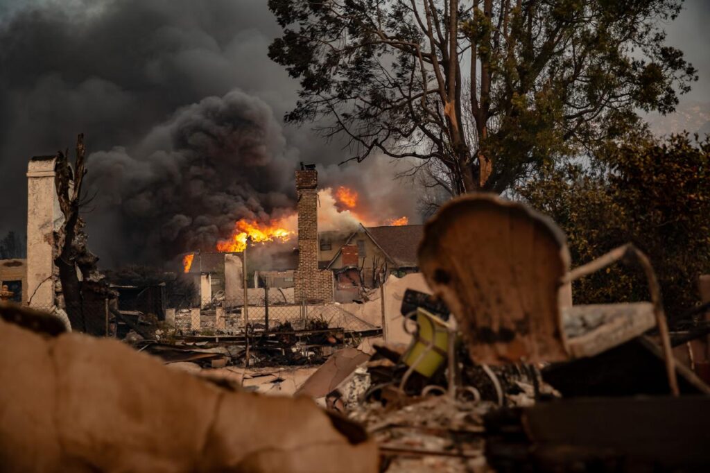 Cinco muertos, miles de evacuados y devastación por incendios en el condado de Los Ángeles