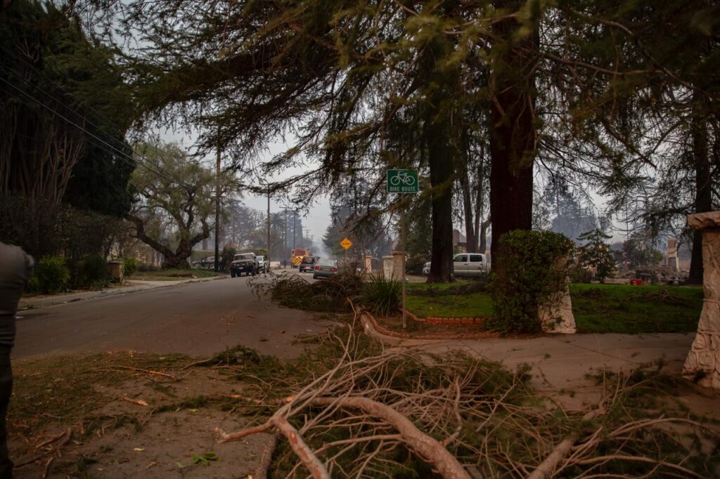 Cinco muertos, miles de evacuados y devastación por incendios en el condado de Los Ángeles