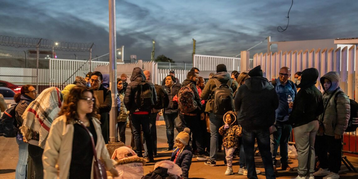 Trasladan a decenas de migrantes al albergue Carmen Serdán