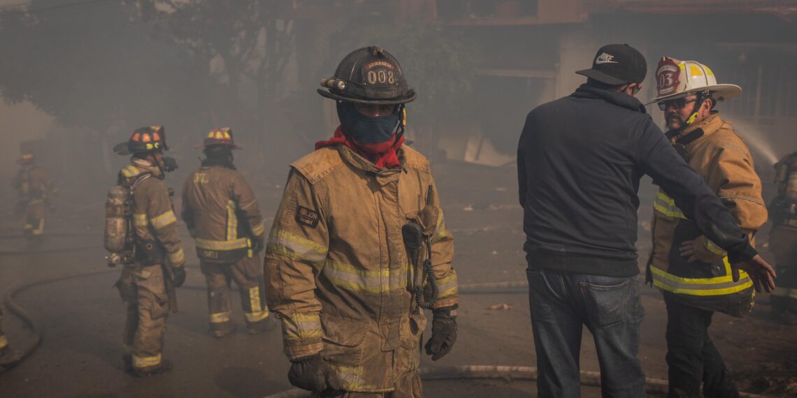 Ayuntamiento de Tijuana atiende incendio en Cumbres del Rubí