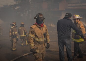 Ayuntamiento de Tijuana atiende incendio en Cumbres del Rubí