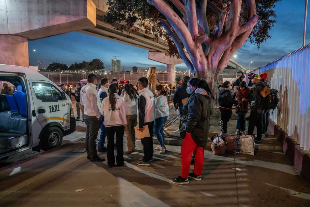 Trasladan a decenas de migrantes al albergue Carmen Serdán