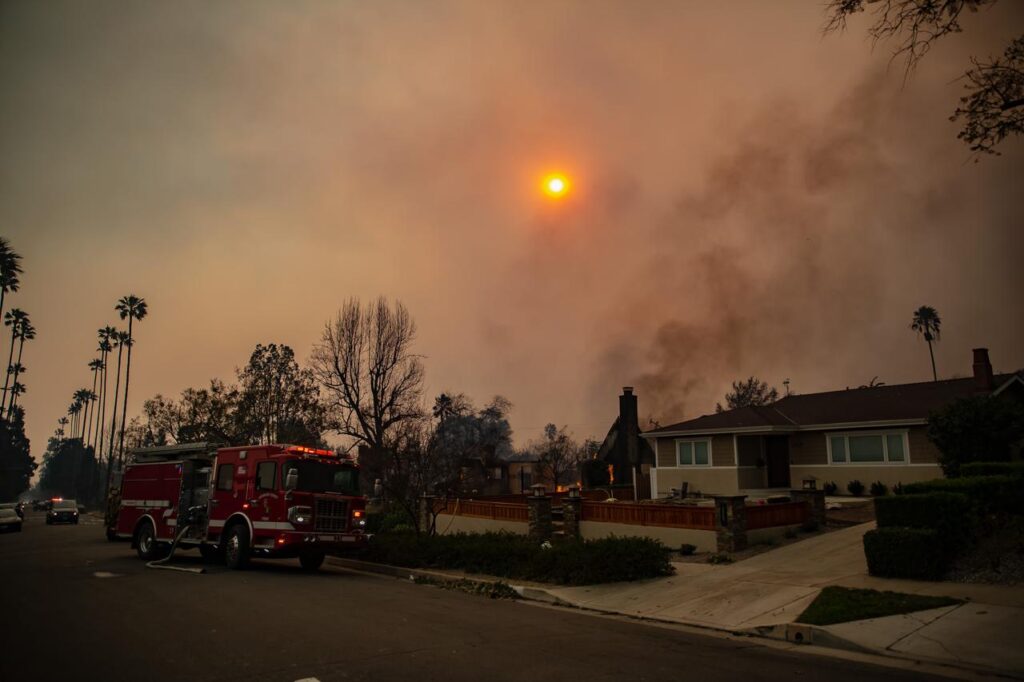 Cinco muertos, miles de evacuados y devastación por incendios en el condado de Los Ángeles