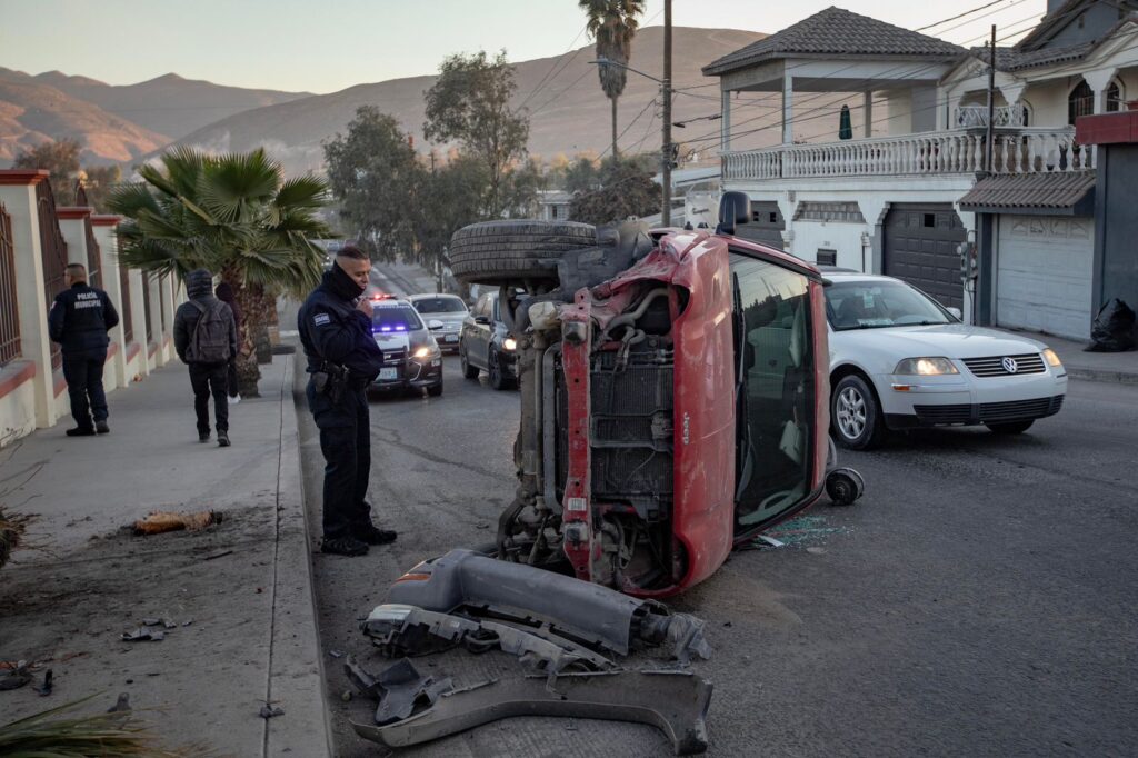 Joven pierde el control de su auto y vuelca