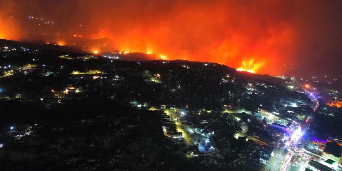 En Tecate se extienden fuertes incendios