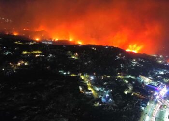 En Tecate se extienden fuertes incendios