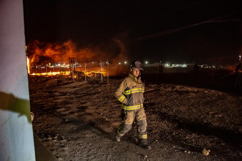 Intenso incendio consume tarimera en el Salvatierra