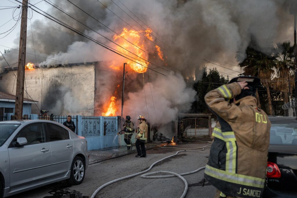 Casa abandonada se incendia en Los Álamos