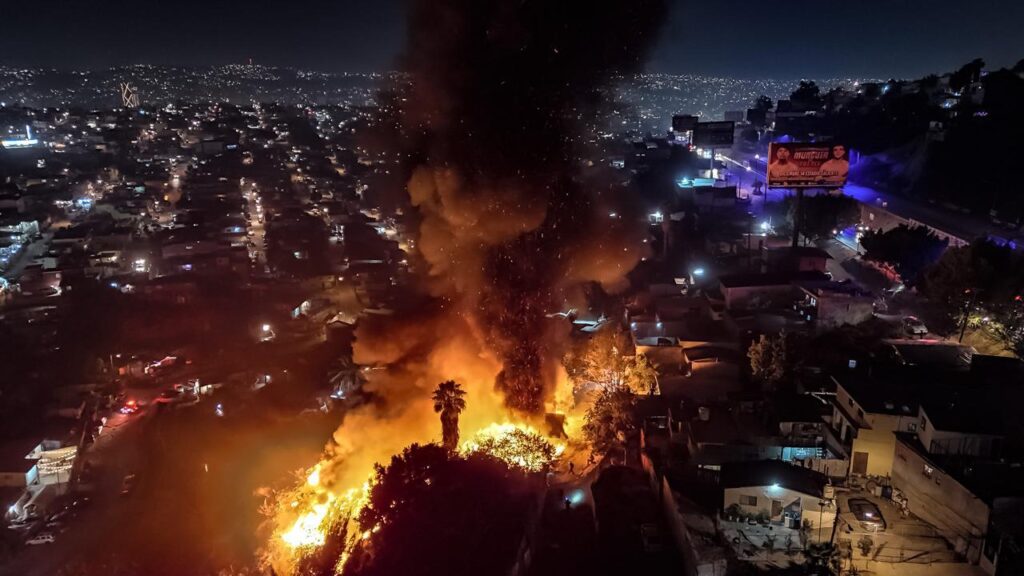 Fuego consume inmueble en la México