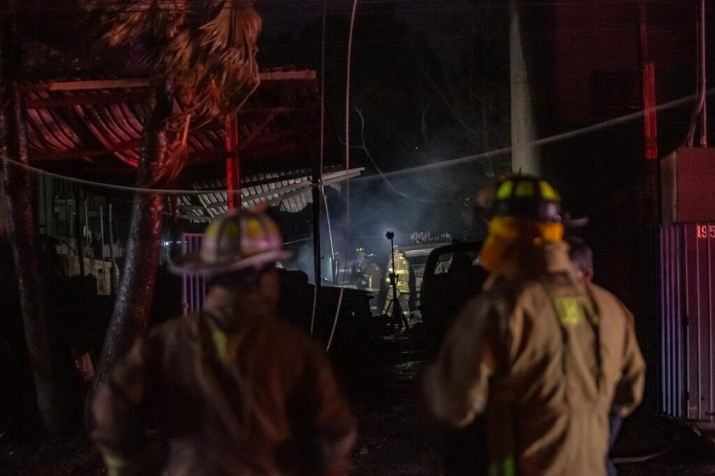 Chispas de un poste de luz provocaron un intenso incendio en el Lago