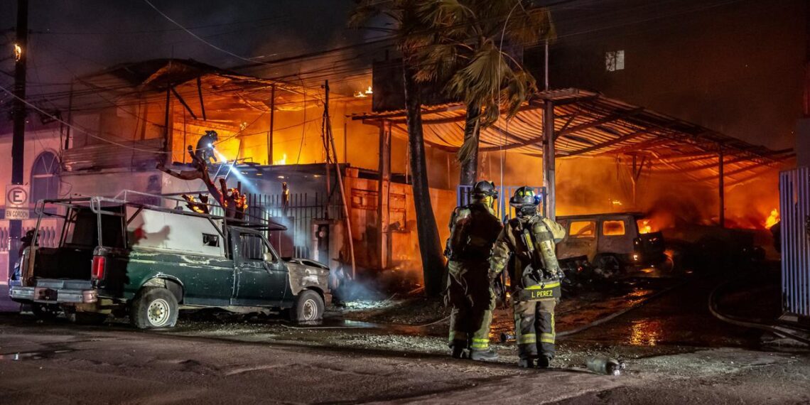 Chispas de un poste de luz provocaron un intenso incendio en el Lago