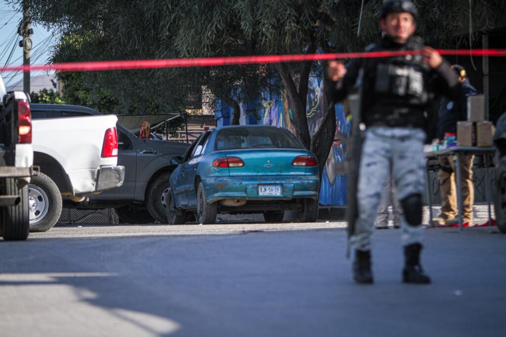 Abandonan vehículo con un cadáver en pleno sobrerruedas