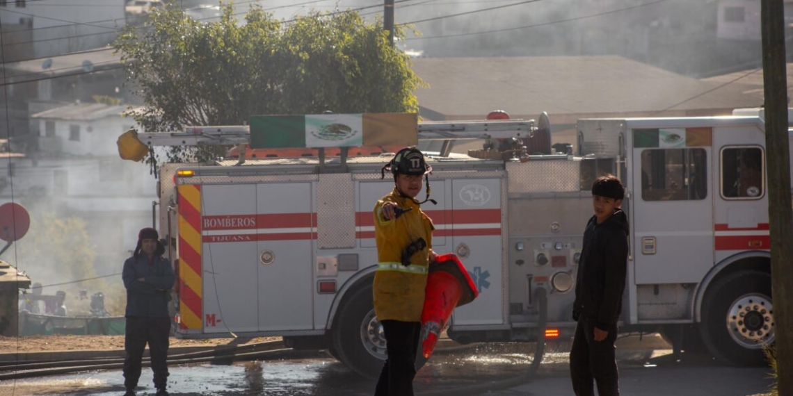 Incendio consume una casa y afecta dos más en la colonia El Tecolote