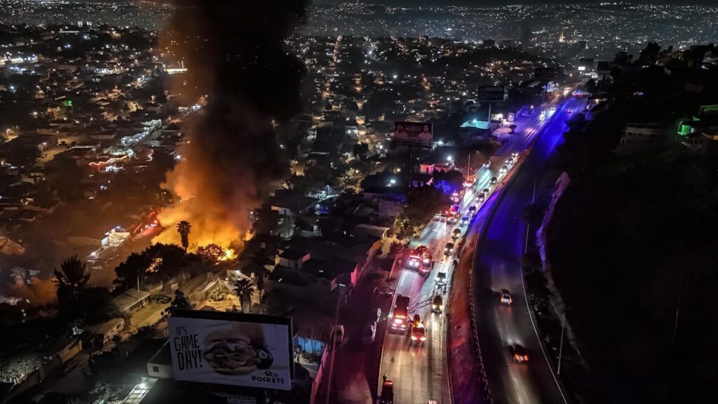 Fuego consume inmueble en la México