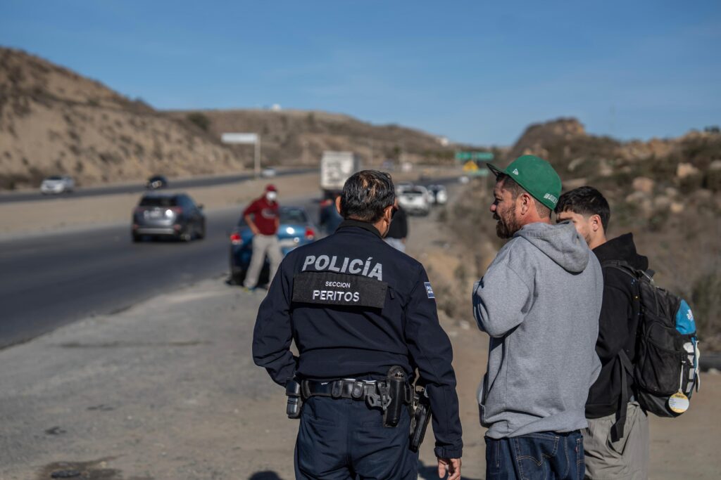 Camioneta con familia a bordo vuelca en el bulevar 2000