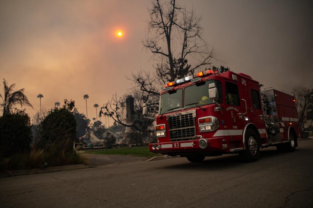 Cinco muertos, miles de evacuados y devastación por incendios en el condado de Los Ángeles