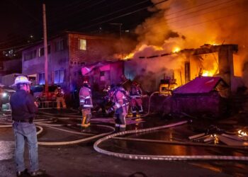 Intenso incendio arrasó con cuartería de la colonia Buena Vista