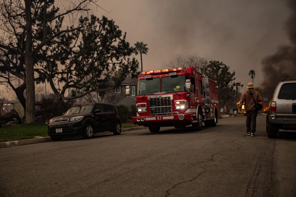 Cinco muertos, miles de evacuados y devastación por incendios en el condado de Los Ángeles