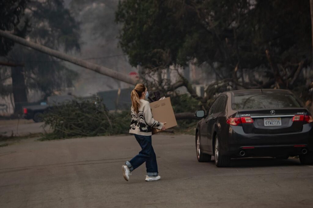 Cinco muertos, miles de evacuados y devastación por incendios en el condado de Los Ángeles