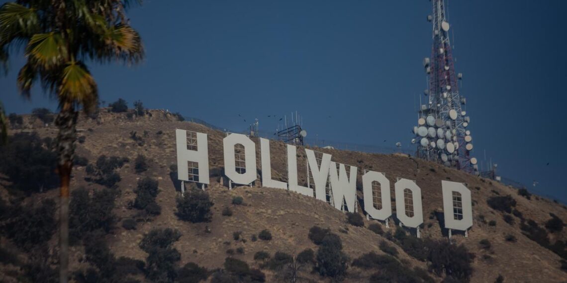 El icónico letrero de Hollywood permanece intacto tras incendios en Los Ángeles