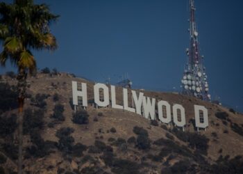 El icónico letrero de Hollywood permanece intacto tras incendios en Los Ángeles