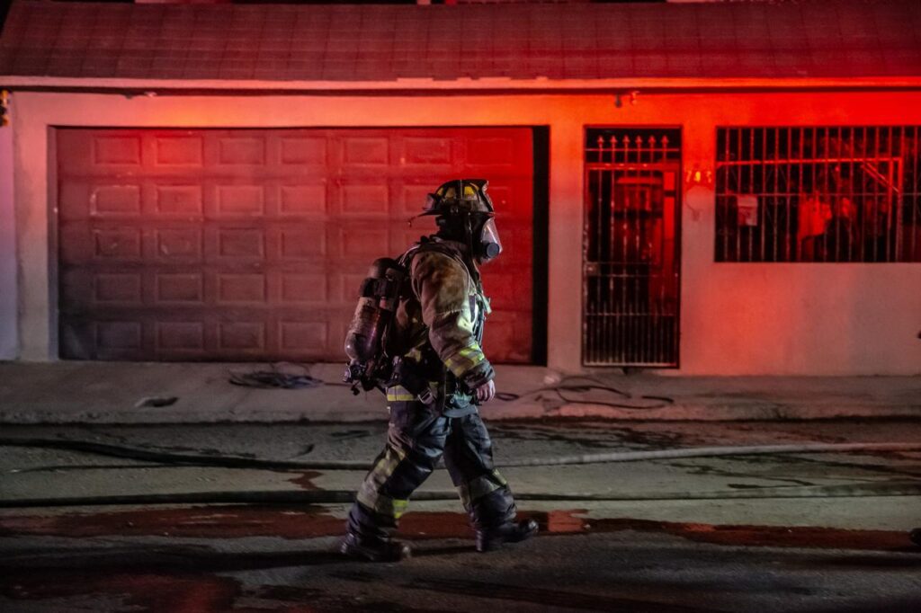 Chispas de un poste de luz provocaron un intenso incendio en el Lago